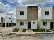 CASA EN VENTA CERCA DE LA FERIA EN FRAC PRIVADO CON...