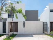 Casa en venta Cholul Mérida de dos plantas con tres...