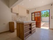 Casa en venta, City Bell. 2 dormitorios y parque