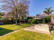 Casa en venta, City Bell. 3 dormitorios y parque