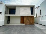 Casa en venta Acrópolis León – Totalmente remodelada,...