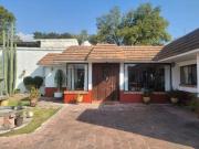 Casa en venta con 2 locales y departamento independiente...