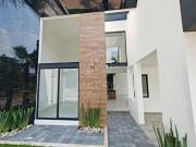 CASA EN VENTA CON 300 M2 EN ALTOS DE OAXTEPEC CON ALBERCA