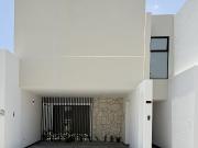 Casa en venta con 3 habitaciones, cada una con baño...