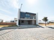 CASA EN VENTA CON 3 RECÁMARAS EN LOMAS DE ANGELÓPOLIS 2