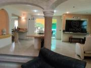 CASA EN VENTA CON 450 M2 EN LOMAS DE COCOYOC CON ALBERCA