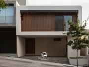 CASA EN VENTA CON 4 HABITACIONES DENTRO DE PRIVADA MONTERRA