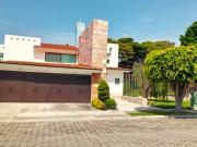 CASA EN VENTA CON 4 HABITACIONES Y JARDIN EN BOSQUES DE...