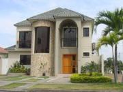 Casa en venta con 4 habitaciones y suite en Urb. Santa...
