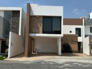 Casa en venta con 4 recamaras en Fraccionamiento Rancho...