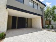 Casa en Venta con 4 Recámaras en Yucatán Country Club,...