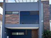 CASA EN VENTA CON 4 RECÁMARAS LOMAS DE ANGELÓPOLIS