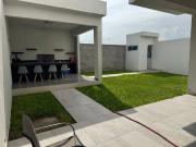 CASA EN VENTA CON 4 RECAMARAS + OFICINA frente a parque