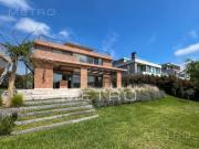 Casa en venta con 4 suites y salida al Río en El Yacht,...