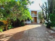 Casa en venta con 5 habitaciones y 3 departamentos en...