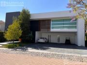 Casa en venta con acabados de lujo y amplios espacios,...