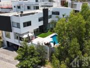 Casa en Venta con alberca, 499 m2 construidos, 5...