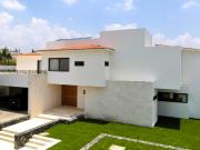 CASA EN VENTA CON ALBERCA ACABADOS PREMIUM EN BALCONES...