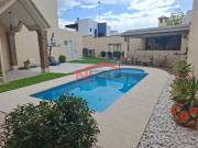 Casa en venta con alberca, cancha, jardín y palapa al norte