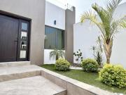 CASA EN VENTA CON ALBERCA, CERCA DEL MALECÓN DE LA PAZ BCS