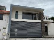CASA EN VENTA CON ALBERCA COL. MANUEL R DIAZ