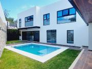 CASA EN VENTA CON ALBERCA DENTRO DEL FRAC RESIDENCIAL...