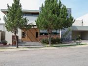 CASA EN VENTA CON ALBERCA EN CLUB DE GOLF! SLP