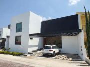 CASA EN VENTA CON ALBERCA,EN CUMBRES DEL LAGO JURIQUILLA