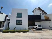 CASA EN VENTA CON ALBERCA EN CUMBRES DEL LAGO JURIQUILLA...