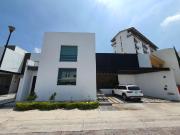 CASA EN VENTA CON ALBERCA EN CUMBRES DEL LAGO JURIQUILLA...