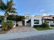 CASA EN VENTA CON ALBERCA EN CUMBRES DEL LAGO,...