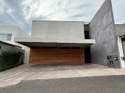 CASA EN VENTA CON ALBERCA EN EL PEDREGAL DE QUERETARO