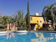 CASA EN VENTA CON ALBERCA EN GARZA AZUL CON TERRENO EXTRA