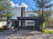 CASA EN VENTA CON ALBERCA EN LA CAMPIÑA DEL BOSQUE