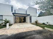Casa en venta con alberca en privada Amelia 18