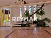 CASA EN VENTA CON ALBERCA EN PRIVADA JURIQUILLA 4