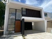 Casa en venta de 4 habitaciones en privada con casa club