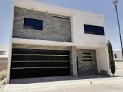 Casa en Venta con Alberca en Villas del Renacimiento,...