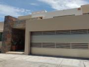 Casa en venta con alberca Fracc. Las Palmas vecino...