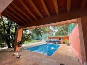 Casa en Venta con alberca, jardín y locales, Col. Carolina