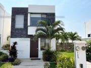 Casa en Venta con Alberca y Acceso Controlado cerca de...