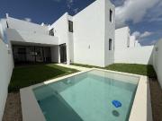 Casa en venta con alberca y doble altura en privada –...