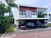Casa en venta con alberca y espectacular ubicación...