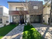CASA EN VENTA CON ALBERCA Y JACUZZI EN LA CAMPIÑA