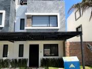 Casa en Venta con Alberca y Jacuzzi, tres Recámaras,...