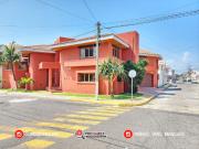 CASA EN VENTA CON ALBERCA Y JARDÍN AMPLIOS ESPACIOS...