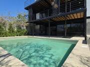 CASA EN VENTA CON ALBERCA Y JARDIN EN FRACCIONAMIENTO...