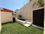 Casa en venta con alberca y jardín privados en...