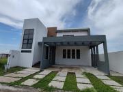 Casa en venta con alberca y recámara en Planta Baja en...