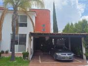 Casa en venta con amenidades en San Jardines de San...